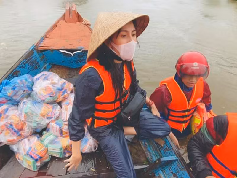 Giọng ca "Giấc mơ tuyết trắng" ban đầu dự định chỉ ở Huế từ 1-2 ngày nên chỉ mang theo ít quần áo. Tuy nhiên, nhận thấy bà con vẫn cần hỗ trợ Thủy Tiên quyết định kéo dài hành trình của mình.