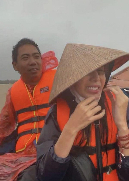 Chuyến từ thiện của Thủy Tiên có không ít khó khăn do nước lũ dâng cao.