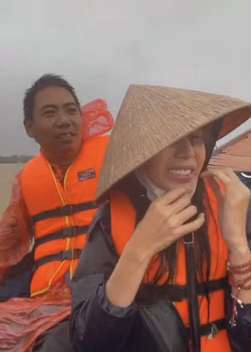 Chuyến từ thiện của Thủy Tiên có không ít khó khăn do nước lũ dâng cao.