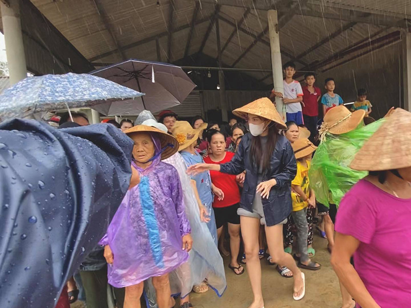 Cô không ngại xắn quần, lội nước để tiếp cận bà con vùng ngập sâu.