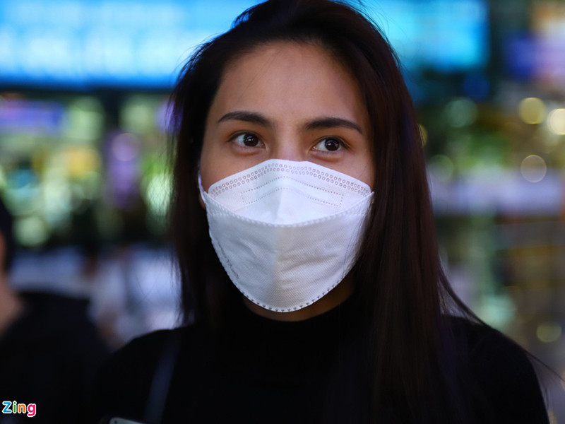 Thủy Tiên phải về nhà để giải quyết công việc còn dang dở. Trước đó, nữ ca sĩ cho biết, cô có một số hợp đồng quảng cáo đã ký trước. Ảnh: Zing