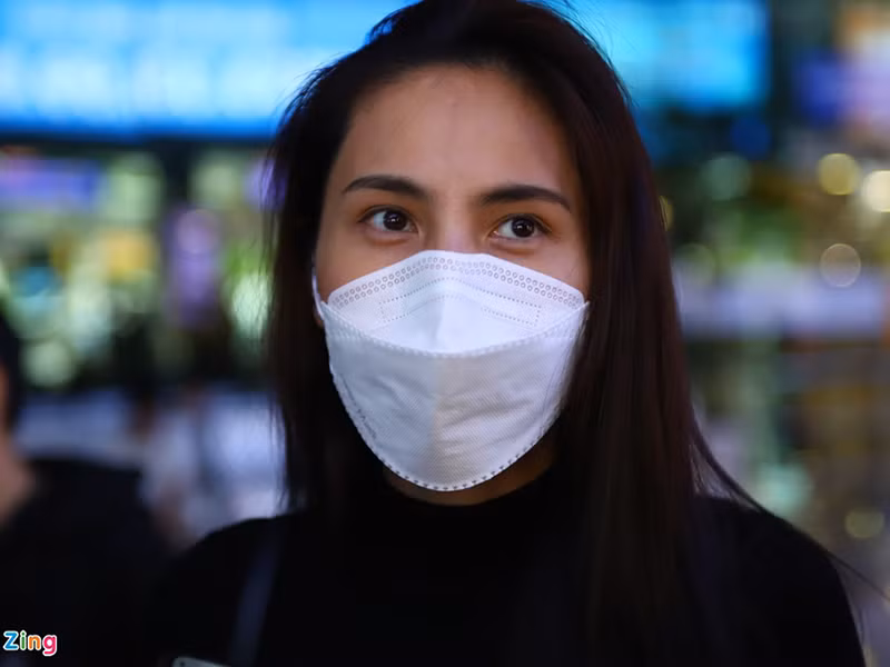 Thủy Tiên phải về nhà để giải quyết công việc còn dang dở. Trước đó, nữ ca sĩ cho biết, cô có một số hợp đồng quảng cáo đã ký trước. Ảnh: Zing