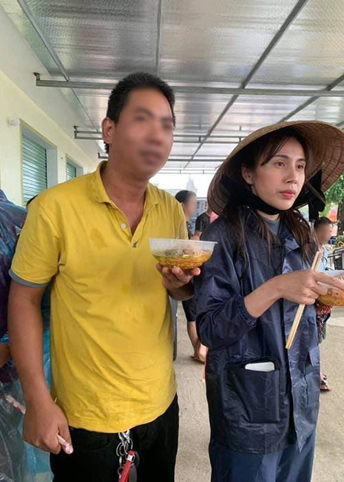 Nữ ca sĩ cùng đoàn từ thiện ăn bát mì để lấy lại sức tiếp tục hành trình tặng quà cho người dân vùng lũ.