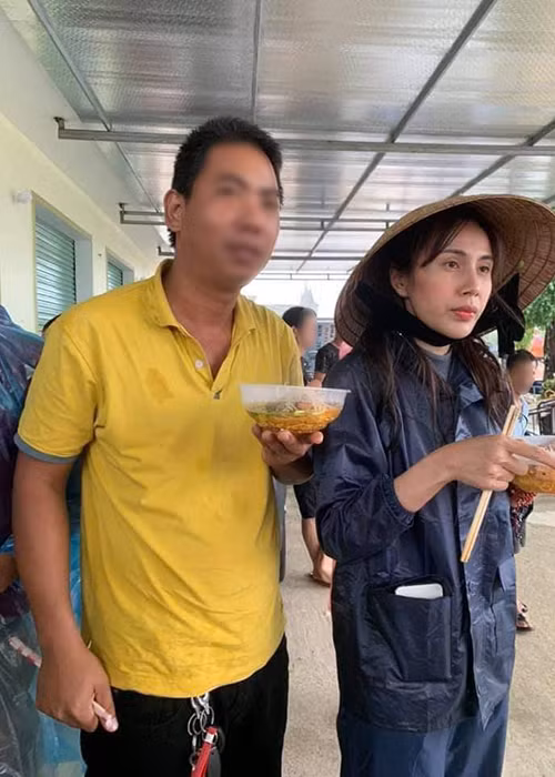 Nữ ca sĩ cùng đoàn từ thiện ăn bát mì để lấy lại sức tiếp tục hành trình tặng quà cho người dân vùng lũ.