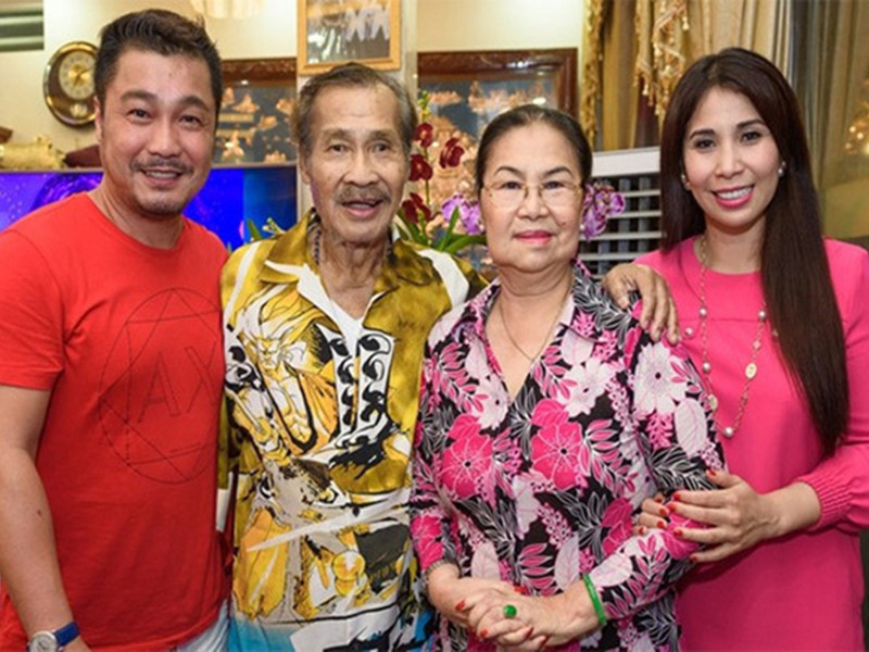 Sáng ngày 22/10, NSND Lý Huỳnh qua đời. Sinh thời, ông là võ sư, diễn viên, nhà sản xuất phim nổi tiếng. Nam nghệ sĩ gạo cội có 6 người con, trong đó có Lý Hương và Lý Hùng nối nghiệp cha. Ảnh: Vietnamnet