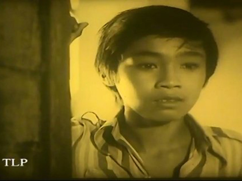 Năm 12 tuổi, theo ba đi đóng phim "Phượng" của đạo diễn Lê Văn Duy, Lý Hùng được đóng vai cậu nhóc bán báo. Đây là vai diễn đầu đời của anh. Ảnh: Vietnamnet