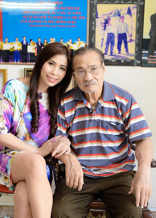 Giống Lý Hùng, Lý Hương nối nghiệp cha. Nữ diễn viên từng chia sẻ, năm 8 tuổi, khi theo cha ra phim trường “Hoa cát”, cô được đạo diễn Lê Văn Duy cho đóng vai con gái đại tá. Ảnh: Zing