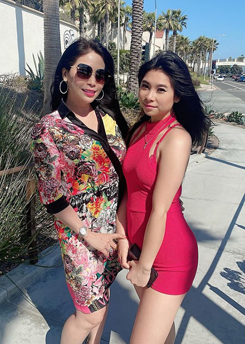 Hạnh phúc chưa được bao lâu, Lý Hương vướng vào vụ kiện với chồng cũ và cáo buộc bắt cóc con gái. Vì vậy, cô bị cách ly với con trong 10 năm. Hai mẹ con cô chính thức đoàn tụ từ mùa thu năm 2019. Ảnh: Zing