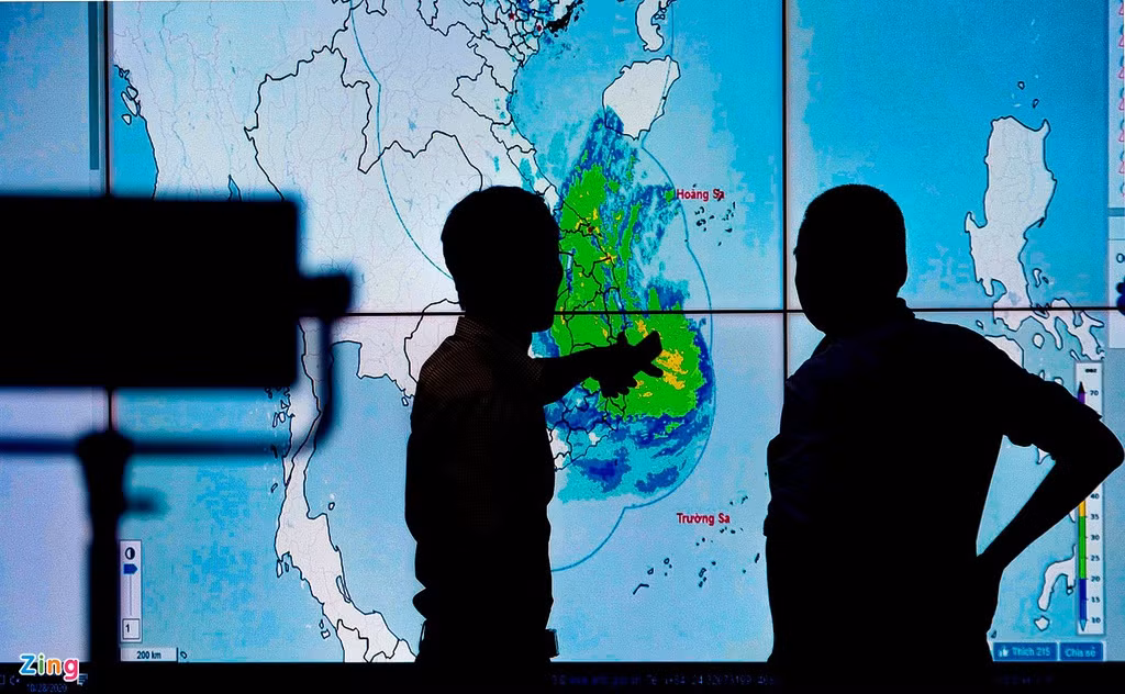 12h đêm, tổ hợp radar miền Trung bắt được tín hiệu của bão số 9 lần đầu tiên sau nhiều giờ bão quần thảo trên biển. Đây là thời điểm vùng mây ở rìa mắt bão bắt đầu quét vào đất liền và gây gió giật mạnh, mưa lớn cho các tỉnh từ Quảng Ngãi đến Bình Định.