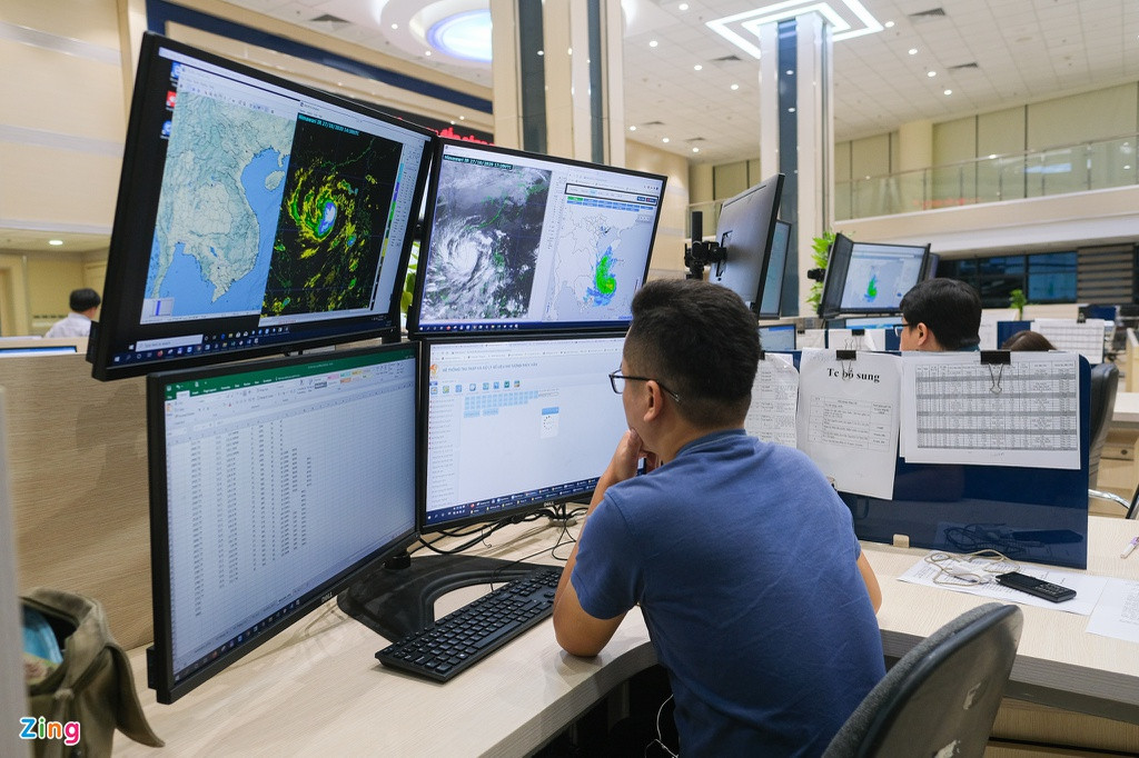 Các chuyên viên của Trung tâm Dự báo Khí tượng Thủy văn Quốc gia thu thập số liệu được báo cáo từ các đài khí tượng thủy văn khu vực, sau đó tổng hợp, đánh giá tình hình. Với mức độ ảnh hưởng bão số 9, số liệu được cập nhật liên tục 30 phút một lần.
