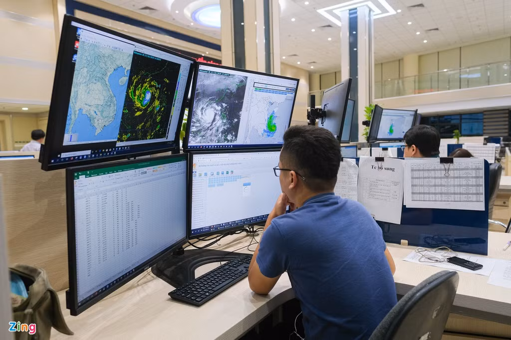 Các chuyên viên của Trung tâm Dự báo Khí tượng Thủy văn Quốc gia thu thập số liệu được báo cáo từ các đài khí tượng thủy văn khu vực, sau đó tổng hợp, đánh giá tình hình. Với mức độ ảnh hưởng bão số 9, số liệu được cập nhật liên tục 30 phút một lần.