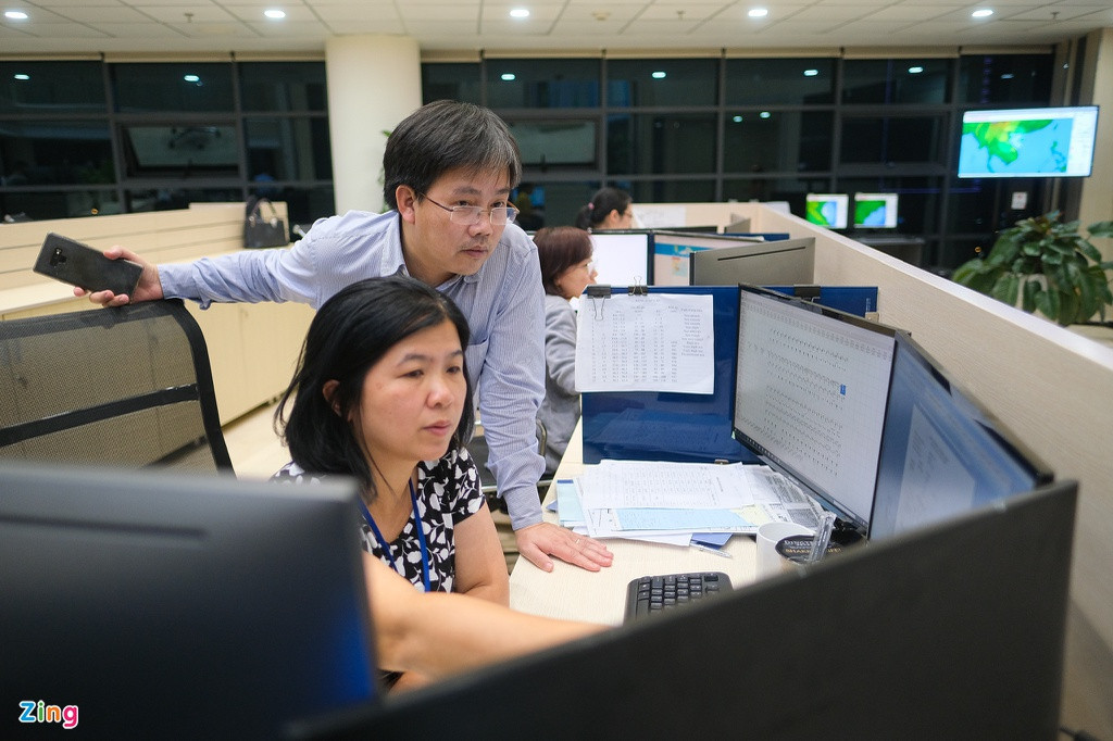 Theo chị Nguyễn Thị Thanh Bình, chuyên viên phòng Dự báo Viễn thám, các dự báo viên phải phát các bản tin cảnh báo bão liên tục những ngày qua. "Cơn bão số 8 vừa kết thúc đã phải phát tin bão số 9. Công việc của chúng tôi không đếm theo ngày, theo tháng mà đếm theo từng cơn bão, trận mưa”, chị Bình nói. Đối với bão số 9, việc dự báo được tăng cường và cập nhật liên tục từ 30 phút đến 1 giờ, đòi hỏi các dự báo viên phải trực liên tục 12 giờ mỗi ngày.