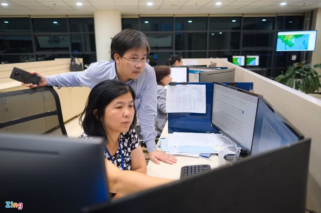 Theo chị Nguyễn Thị Thanh Bình, chuyên viên phòng Dự báo Viễn thám, các dự báo viên phải phát các bản tin cảnh báo bão liên tục những ngày qua. "Cơn bão số 8 vừa kết thúc đã phải phát tin bão số 9. Công việc của chúng tôi không đếm theo ngày, theo tháng mà đếm theo từng cơn bão, trận mưa”, chị Bình nói. Đối với bão số 9, việc dự báo được tăng cường và cập nhật liên tục từ 30 phút đến 1 giờ, đòi hỏi các dự báo viên phải trực liên tục 12 giờ mỗi ngày.