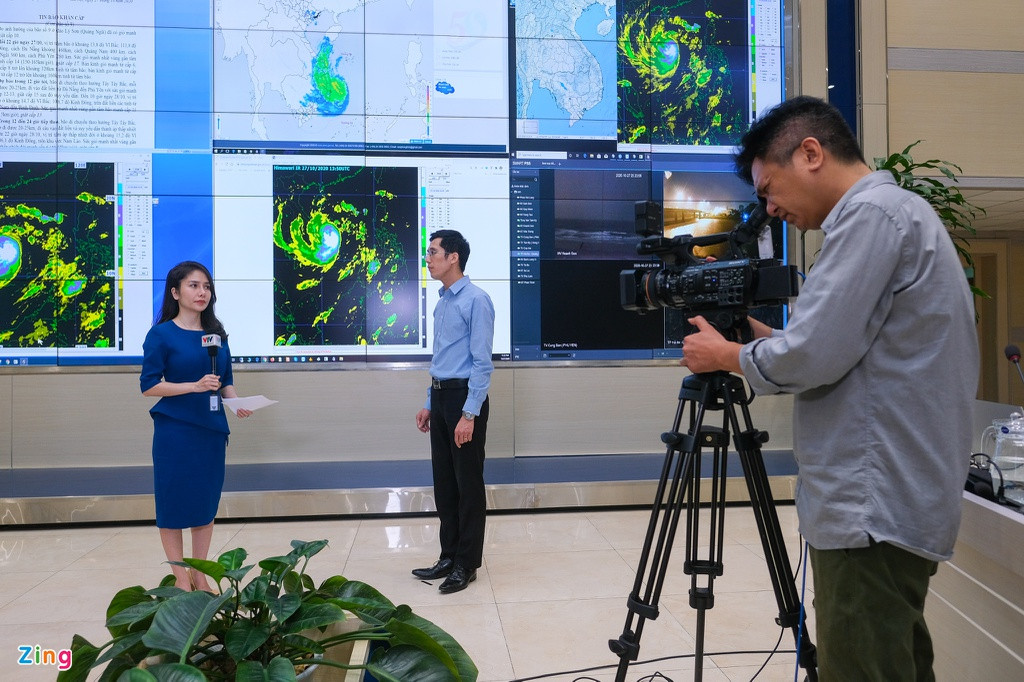 Ngoài làm công việc chuyên môn, các chuyên gia ngành khí tượng thủy văn còn có nhiệm vụ cảnh báo đến người dân về diễn biến của bão thông qua báo, đài. Do Molave là cơn bão rất nguy hiểm, suốt đêm 27/10, ông Trần Quang Năng, Trưởng phòng Dự báo Thời tiết, phải thực hiện việc ghi hình, cảnh báo cho người dân mỗi giờ một lần.