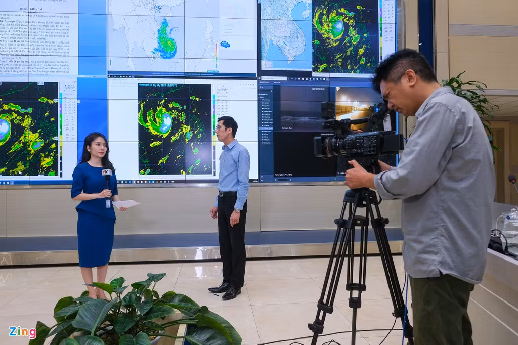 Ngoài làm công việc chuyên môn, các chuyên gia ngành khí tượng thủy văn còn có nhiệm vụ cảnh báo đến người dân về diễn biến của bão thông qua báo, đài. Do Molave là cơn bão rất nguy hiểm, suốt đêm 27/10, ông Trần Quang Năng, Trưởng phòng Dự báo Thời tiết, phải thực hiện việc ghi hình, cảnh báo cho người dân mỗi giờ một lần.