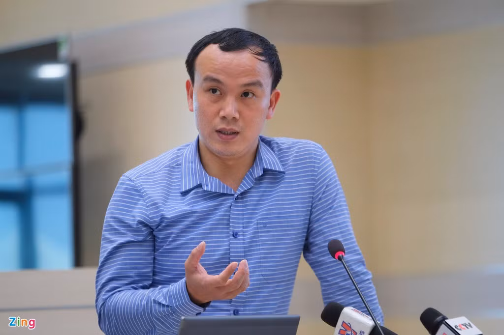 Ông Hoàng Phúc Lâm, Phó giám đốc Trung tâm Dự báo Khí tượng Thủy văn Quốc gia, đưa ra các phân tích sâu về đặc điểm, tính chất của bão số 9. Các phân tích chuyên môn của ông nhằm đánh giá xu hướng của bão trong những giờ tới. Sau cuộc họp báo thông tin vào buổi chiều, lúc 23h, ông tiếp tục có cuộc họp giao ban, thảo luận với các đồng nghiệp về diễn biến bão trong những giờ sau.