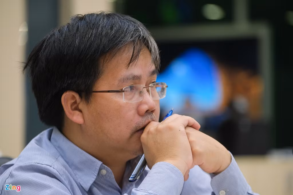 Ông Mai Văn Khiêm, Giám đốc Trung tâm Dự báo Khí tượng Thủy văn Quốc gia, nghe các chuyên viên báo cáo về diễn biến bão số 9 trên hệ thống radar và mức độ ảnh hưởng qua số liệu của các trạm quan trắc địa phương. Ông tỏ ra lo lắng trước tình hình bão có thể đổ bộ đất liền với sức gió mạnh cấp 12-13. Người đứng đầu cơ quan dự báo khí tượng liên tục thảo luận với chuyên viên về diễn biến cơn bão để tham vấn, cho ra bản tin có độ tin cậy cao nhất.