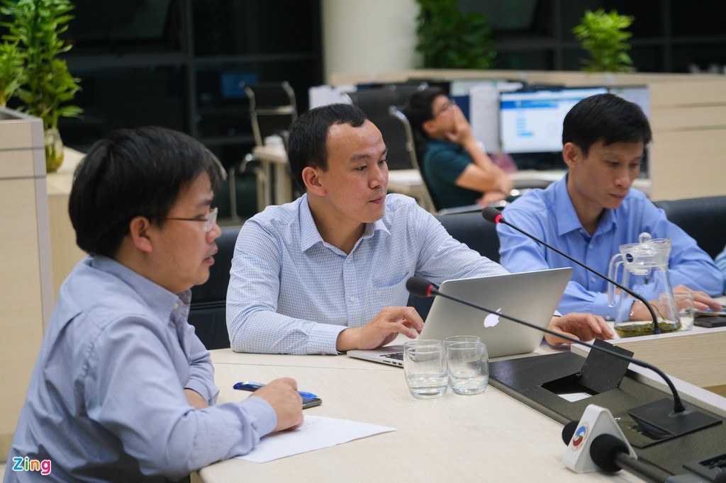 Việc thảo luận, bàn bạc và đánh giá về cơn bão được diễn ra liên tục. Kể từ ngày 5/10, các chuyên gia của Trung tâm Dự báo Khí tượng Thủy văn Quốc gia không có ngày nghỉ bởi các hình thái cực đoan và mưa lũ nhiều ngày tiếp diễn, công tác dự báo cần được tăng cường để kịp thời cảnh báo đến chính quyền, người dân.