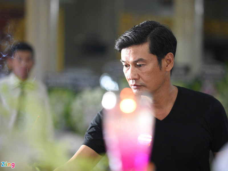 Diễn viên Tiết Cương lặng người trong lễ viếng NSND Lý Huỳnh. Anh chia sẻ rằng cố nghệ sĩ là cây đa, cây đề của điện ảnh Việt Nam. Lễ đưa tang nghệ sĩ Lý Huỳnh sẽ diễn ra vào sáng ngày 24/10. Ảnh: Zing