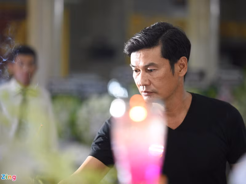Diễn viên Tiết Cương lặng người trong lễ viếng NSND Lý Huỳnh. Anh chia sẻ rằng cố nghệ sĩ là cây đa, cây đề của điện ảnh Việt Nam. Lễ đưa tang nghệ sĩ Lý Huỳnh sẽ diễn ra vào sáng ngày 24/10. Ảnh: Zing