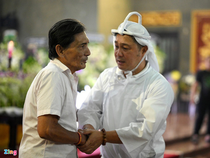 Diễn viên Thương Tín đến viếng nghệ sĩ Lý Huỳnh. Chia sẻ với Zing, nam diễn viên cho biết, nghệ sĩ Lý Huỳnh xuất thân là võ sư nhưng tính tình điềm đạm, hiền hậu. Cả hai có dịp hợp tác trong một vài bộ phim. Thương Tín bày tỏ anh rất quý trọng sự tâm huyết, yêu nghề của NSND Lý Huỳnh. Ảnh: Zing