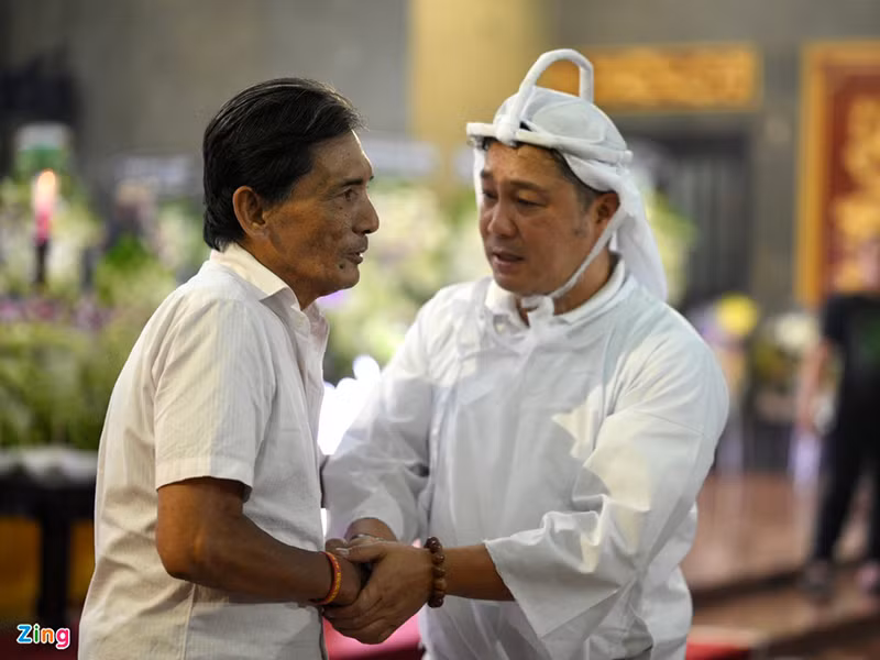 Diễn viên Thương Tín đến viếng nghệ sĩ Lý Huỳnh. Chia sẻ với Zing, nam diễn viên cho biết, nghệ sĩ Lý Huỳnh xuất thân là võ sư nhưng tính tình điềm đạm, hiền hậu. Cả hai có dịp hợp tác trong một vài bộ phim. Thương Tín bày tỏ anh rất quý trọng sự tâm huyết, yêu nghề của NSND Lý Huỳnh. Ảnh: Zing