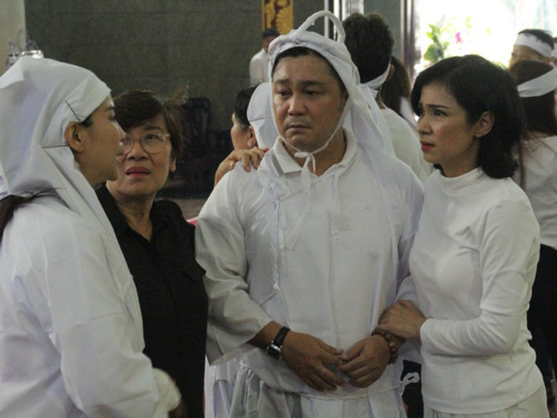 Việt Trinh chia buồn cùng diễn viên Lý Hương - con gái của nghệ sĩ Lý Huỳnh. Ảnh: Tiền Phong