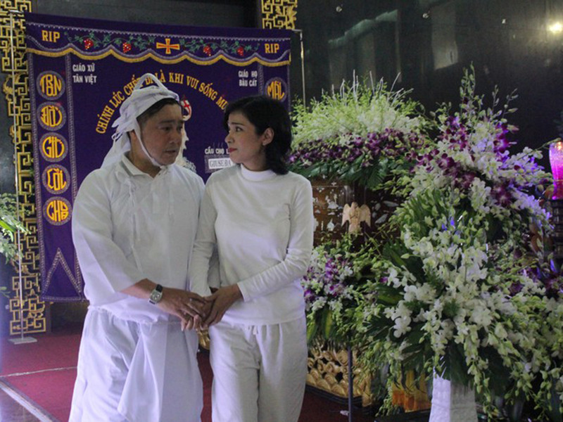 Việt Trinh động viên Lý Hùng khi anh vừa mất đi người cha kính yêu. Ảnh: Tiền Phong