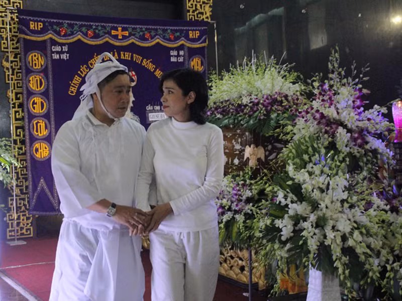 Việt Trinh động viên Lý Hùng khi anh vừa mất đi người cha kính yêu. Ảnh: Tiền Phong