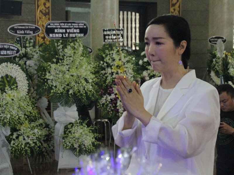 Giáng My cũng đến sớm viếng NSND Lý Huỳnh. Ảnh: Tiền Phong