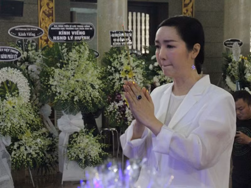 Giáng My cũng đến sớm viếng NSND Lý Huỳnh. Ảnh: Tiền Phong