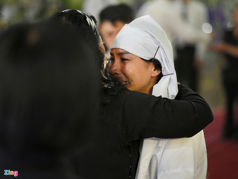 Nữ nghệ sĩ ôm động viên Lý Hương trong lễ viếng. Ảnh: Zing