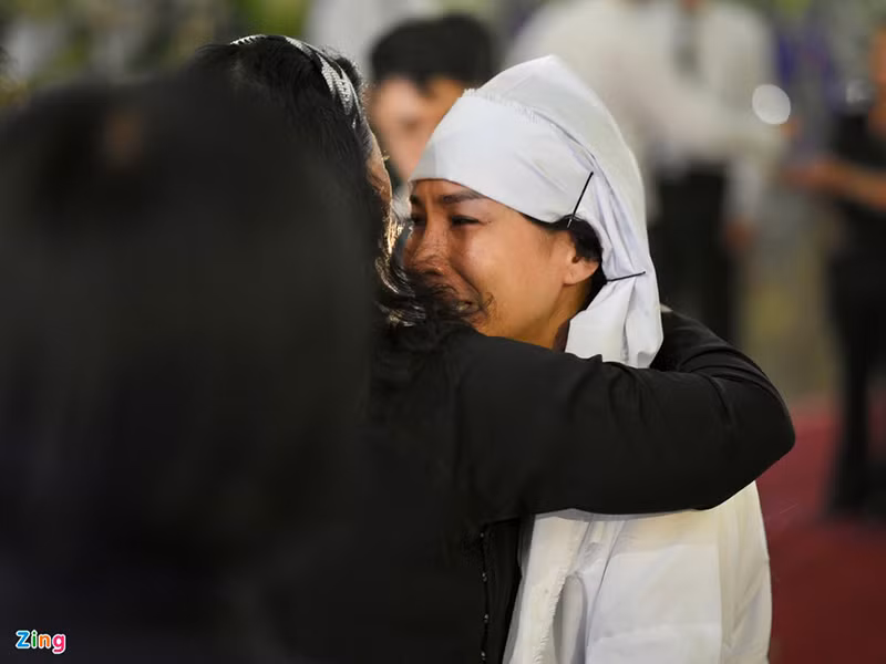Nữ nghệ sĩ ôm động viên Lý Hương trong lễ viếng. Ảnh: Zing