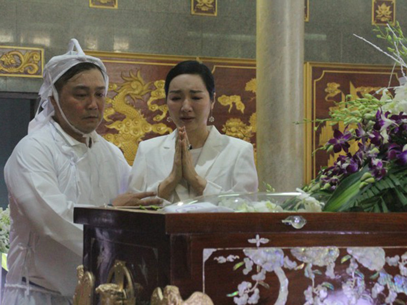 Cô nghẹn ngào trước linh cữu của cố nghệ sĩ gạo cội. Ảnh: Tiền Phong