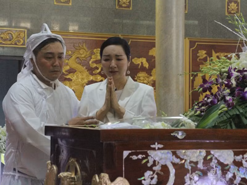 Cô nghẹn ngào trước linh cữu của cố nghệ sĩ gạo cội. Ảnh: Tiền Phong