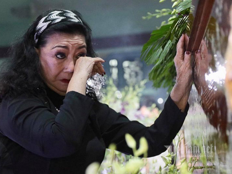 NSND Kim Cương không kìm được nước mắt khi đến viếng nghệ sĩ Lý Huỳnh. Ảnh: Vietnamnet