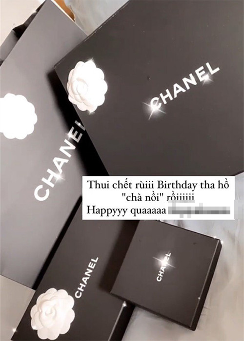 Để mừng sinh nhật Kiều Anh, Văn Quỳnh mua những món đồ hiệu làm quà.