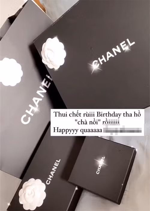 Để mừng sinh nhật Kiều Anh, Văn Quỳnh mua những món đồ hiệu làm quà.