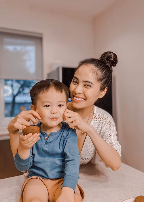 Kiều Anh nhắn nhủ đến ông xã: "Thật không biết phải cảm ơn anh bao nhiêu mới xứng đáng. Ôm anh, hôn anh mỗi ngày bao nhiêu mới thỏa hết nỗi lòng trân trọng anh".