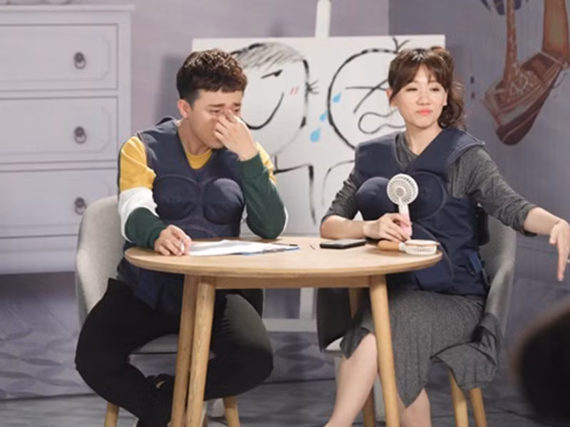 Trong "Khi đàn ông mang bầu", Trấn Thành cũng rơi nước mắt khi nhớ lại lần chê đôi dép bố mua về quê mùa khiến bố anh tổn thương. Ảnh: Vietnamnet