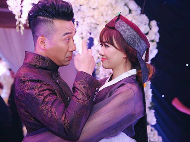 Trong đám cưới của chính mình, Trấn Thành cũng không kìm nén được những giọt nước mắt hạnh phúc. Ảnh: Zing