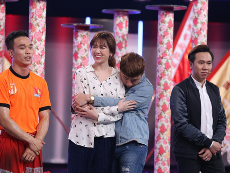 Trong "Người bí ẩn", Trấn Thành gục khóc ôm Hari Won trước nỗ lực của thí sinh múa lân. Ảnh: Zing