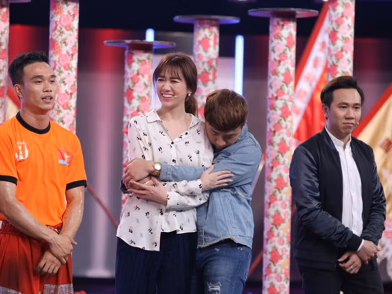 Trong "Người bí ẩn", Trấn Thành gục khóc ôm Hari Won trước nỗ lực của thí sinh múa lân. Ảnh: Zing