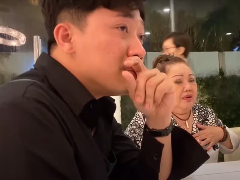 Tại bữa tiệc sinh nhật của NSND Ngọc Giàu, danh hài khóc đến mức mắt đỏ hoe sau khi nữ nghệ sĩ cho rằng bà lớn tuổi, khó có thể cùng anh đi diễn xa. Ảnh: Tiền Phong