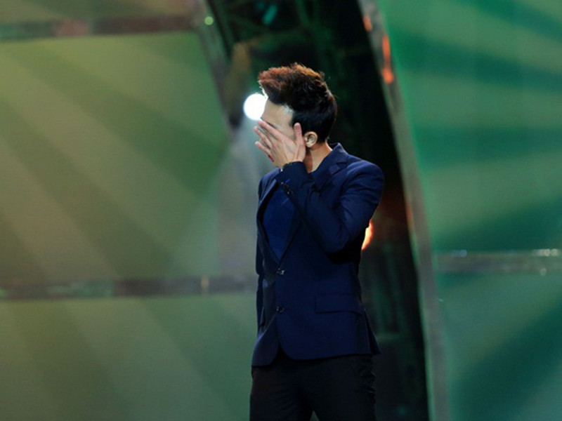 Thực tế, chuyện Trấn Thành khóc trên sân khấu không hề xa lạ. Năm 2014, làm MC “Thử thách cùng bước nhảy”, anh nhiều lần rưng rưng mỗi khi chia tay các thí sinh. Ảnh: Zing