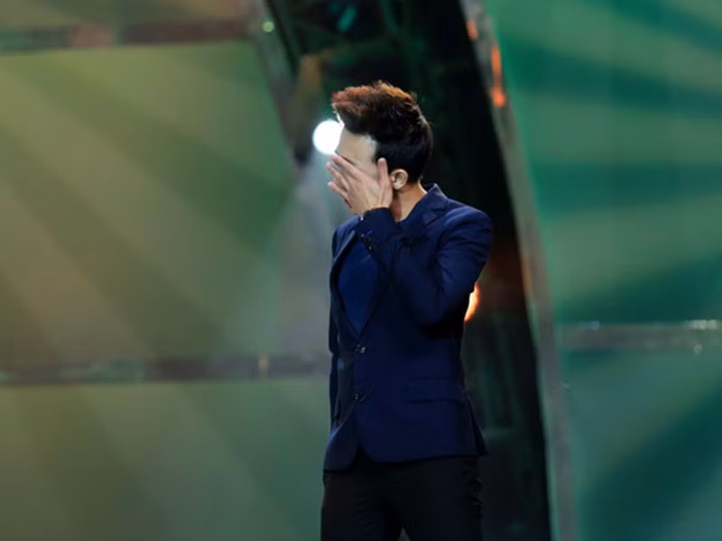 Thực tế, chuyện Trấn Thành khóc trên sân khấu không hề xa lạ. Năm 2014, làm MC “Thử thách cùng bước nhảy”, anh nhiều lần rưng rưng mỗi khi chia tay các thí sinh. Ảnh: Zing