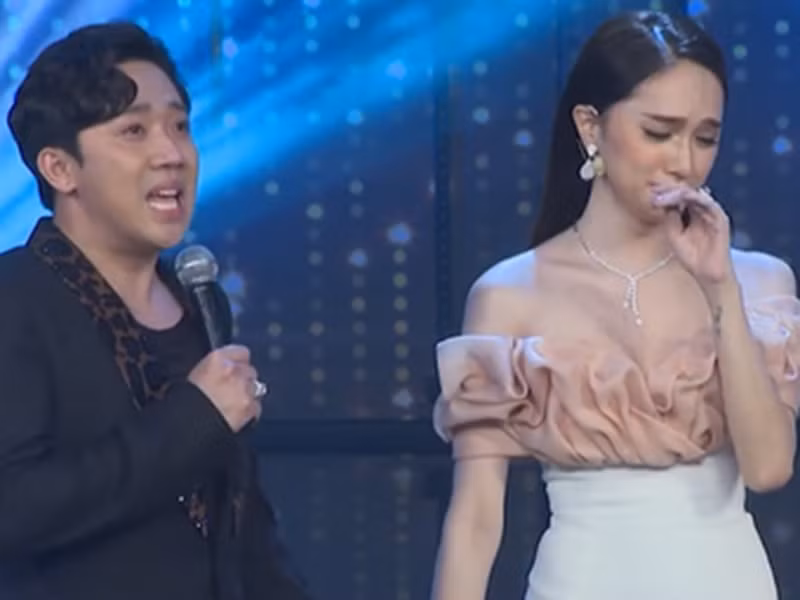 Trong "Người ấy là ai" mùa 3, Trấn Thành bật khóc vì câu chuyện Hương Giang Idol thiếu một tình yêu thương của người đàn ông thực sự muốn chăm lo cho mình.