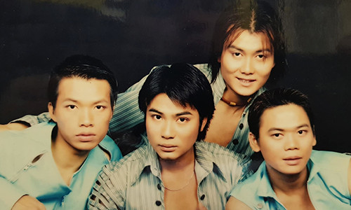 Hinh anh ca si Tuan Phuong trong mat gia dinh va dong nghiep-Hinh-2