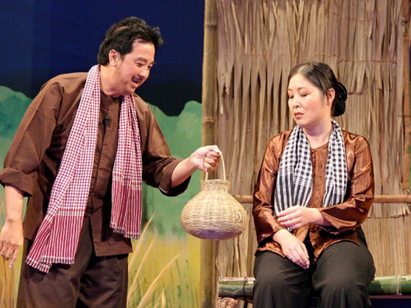 Theo Dân Trí, năm 10 tuổi, vì một lời khích bác của cha, ông chấp nhận thế vai trong vở “Người vợ không bao giờ cưới”. Năm 1967, nghệ sĩ Bảo Quốc đoạt Huy chương vàng giải Thanh Tâm với vai Hiệp sĩ Mù trong vở cải lương cùng tên trên sân khấu Thanh Minh. Ảnh: Thể thao văn hóa