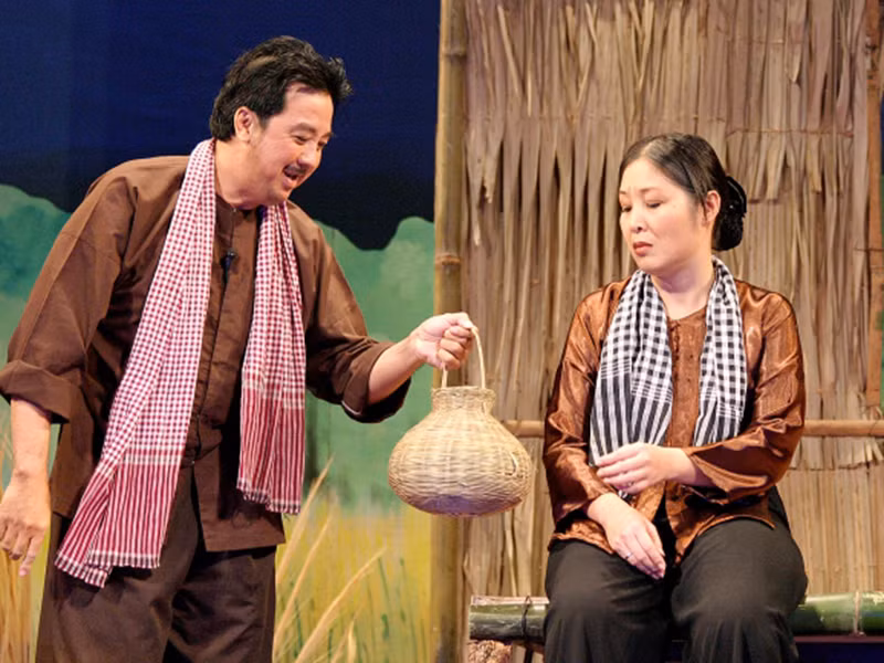 Theo Dân Trí, năm 10 tuổi, vì một lời khích bác của cha, ông chấp nhận thế vai trong vở “Người vợ không bao giờ cưới”. Năm 1967, nghệ sĩ Bảo Quốc đoạt Huy chương vàng giải Thanh Tâm với vai Hiệp sĩ Mù trong vở cải lương cùng tên trên sân khấu Thanh Minh. Ảnh: Thể thao văn hóa